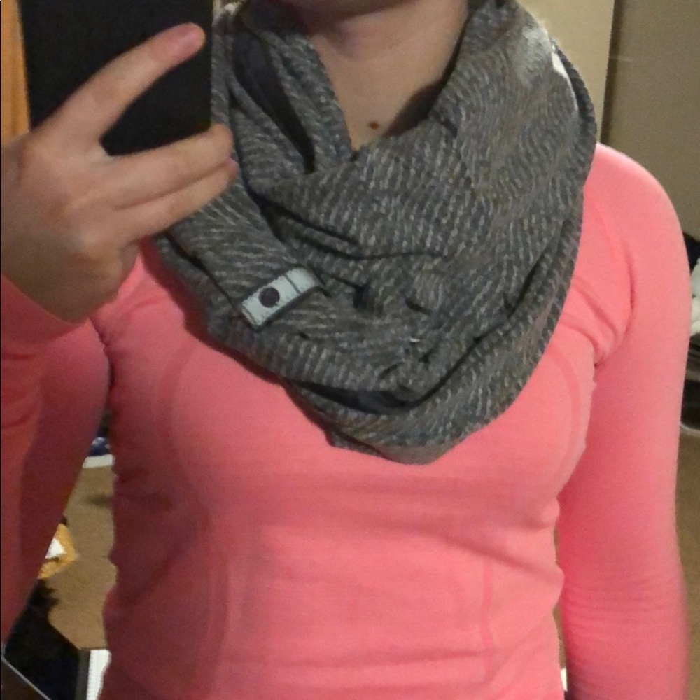 Heathered grey lululemon vinyasa scarf